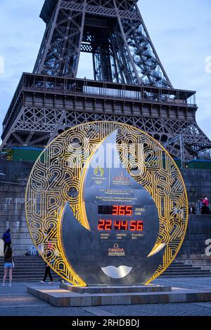 FRANCE. PARIS (75) (7E ARRONDISSEMENT) COMPTE À REBOURS AVANT LA CÉRÉMONIE D'OUVERTURE DES JEUX OLYMPIQUES DE PARIS 2024, INSTALLÉ DANS LE PORT DE LA BOURD Banque D'Images