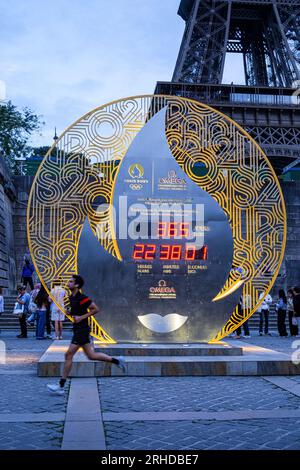 FRANCE. PARIS (75) (7E ARRONDISSEMENT) COMPTE À REBOURS AVANT LA CÉRÉMONIE D'OUVERTURE DES JEUX OLYMPIQUES DE PARIS 2024, INSTALLÉ DANS LE PORT DE LA BOURD Banque D'Images