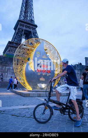 FRANCE. PARIS (75) (7E ARRONDISSEMENT) COMPTE À REBOURS AVANT LA CÉRÉMONIE D'OUVERTURE DES JEUX OLYMPIQUES DE PARIS 2024, INSTALLÉ DANS LE PORT DE LA BOURD Banque D'Images