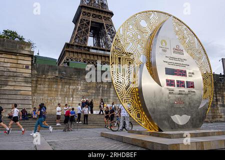 FRANCE. PARIS (75) (7E ARRONDISSEMENT) COMPTE À REBOURS AVANT LA CÉRÉMONIE D'OUVERTURE DES JEUX OLYMPIQUES DE PARIS 2024, INSTALLÉ DANS LE PORT DE LA BOURD Banque D'Images