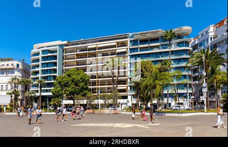 Cannes, France - 31 juillet 2022 : vue panoramique du centre de Cannes avec le boulevard de la Croisette festival célèbre boulevard sur la Côte d'Azur Banque D'Images