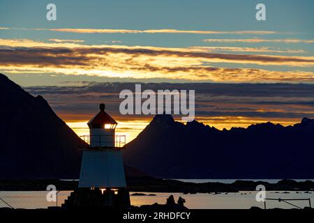 Ciel spectaculaire au coucher du soleil sur les montagnes et le vieux phare de Laukvik, Austvagoya, îles Lofoten, Norvège Banque D'Images