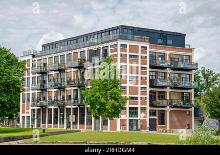 Enschede, pays-Bas, 9 août 2023 : ancienne usine textile du quartier de Roombeek transformée en espace scolaire et d’exposition avec appartements Banque D'Images