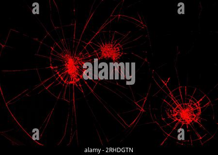 Traces de bosses et fissures couleur rouge sur un écran LCD cassé, un moniteur d'ordinateur ou un téléviseur Banque D'Images