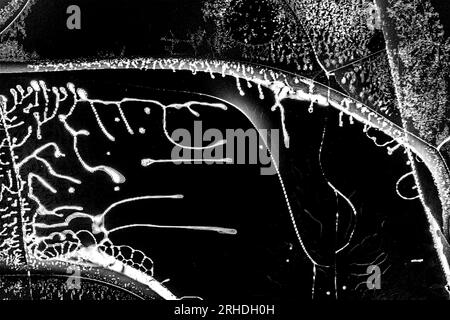 Fissures de fond de texture sur l'écran cassé d'un écran à cristaux liquides, moniteur d'ordinateur ou TV photo noir et blanc Banque D'Images