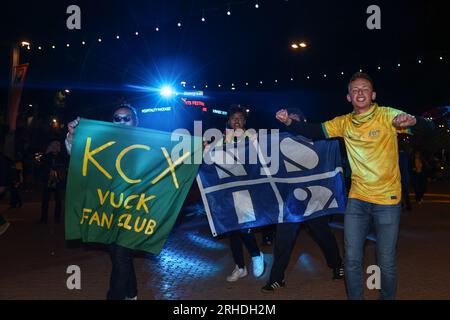 Les supporters arrivent avec des drapeaux lors du match de demi-finale de la coupe du monde féminine de la FIFA 2023 Australie femmes vs Angleterre femmes au Stadium Australia, Sydney, Australie, le 16 août 2023 (photo de Patrick Hoelscher/News Images) Banque D'Images