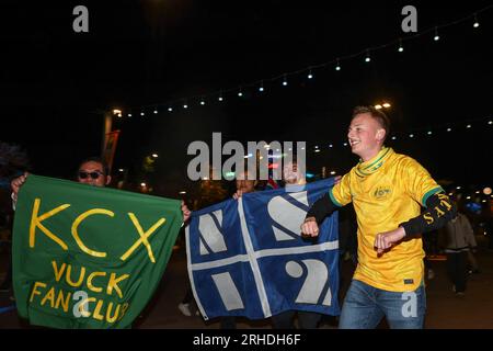 Les supporters arrivent avec des drapeaux lors du match de demi-finale de la coupe du monde féminine de la FIFA 2023 Australie femmes vs Angleterre femmes au Stadium Australia, Sydney, Australie, le 16 août 2023 (photo de Patrick Hoelscher/News Images) Banque D'Images