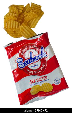 Seabrook Sea a salé les sacs originaux froissés coupés de saveur faite avec fierté ouverts avec le contenu renversé renversé isolé sur fond blanc Banque D'Images