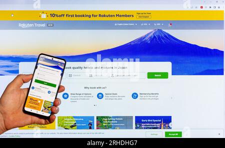 Adygea, Russie - 09 août 2023 : Ouvrir la page hôtel et recan Booking Company travel.rakuten.com sur l'écran de l'ordinateur et sur l'écran du smartphone dans Banque D'Images