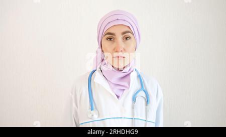 Pratiquant musulman en hijab regarde avec une expression dépressive Banque D'Images