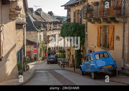 Najac, France. Un beau village dans le département de l'Aveyron avec des bâtiments historiques médiévaux et l'architecture et un château en partie en ruine Banque D'Images