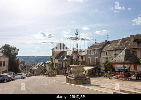 Najac, France. Une croix à Najac, beau village dans le département de l'Aveyron avec des bâtiments historiques médiévaux et de l'architecture Banque D'Images