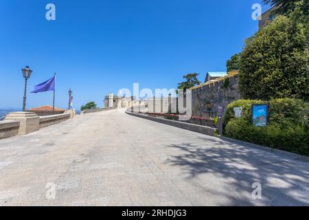 SAINT-MARIN, le 5 JUILLET 2022 - la rue mène à la carrière des arbalétriers (Cava dei Balestrieri) à Saint-Marin, en Europe Banque D'Images