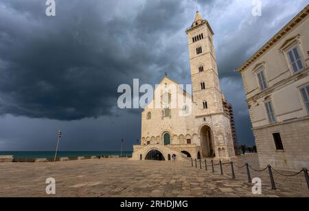 TRANI, ITALIE, 8 JUILLET 2022 - la Basilique Cathédrale de la Bienheureuse Vierge Marie de l'Assomption à Trani, Pouilles, Italie Banque D'Images