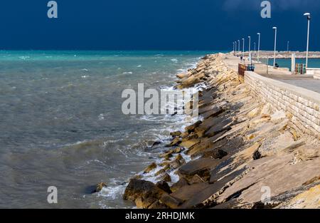 La jetée de Trani , province de Barletta-Andria-Trani sur la mer Adriatique, Pouilles, Italie Banque D'Images