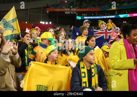 Sydney, Australie. 16 août 2023. Les supporters arrivent avec des drapeaux lors du match de demi-finale de la coupe du monde féminine de la FIFA 2023 Australie femmes vs Angleterre femmes au Stadium Australia, Sydney, Australie, le 16 août 2023 (photo de Patrick Hoelscher/News Images) à Sydney, Australie le 8/16/2023. (Photo de Patrick Hoelscher/News Images/Sipa USA) crédit : SIPA USA/Alamy Live News Banque D'Images