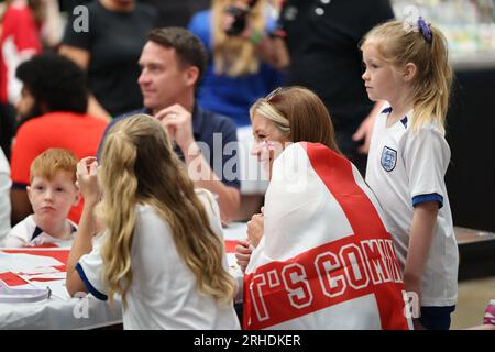 Londres, Royaume-Uni. 16 août 2023. Les supporters de l'Angleterre se réunissent pour assister à la projection du match de demi-finale de la coupe du monde féminine de la FIFA 2023 entre l'Angleterre et l'Australie au BOXPARK Wembley, dans le nord de Londres. Le tournoi de cette année est organisé en Australie et en Nouvelle-Zélande. Crédit photo : Ben Cawthra/Sipa USA crédit : SIPA USA/Alamy Live News Banque D'Images