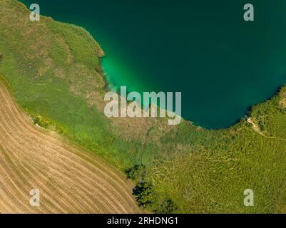 Vue aérienne du lac de Montcortès un après-midi d'été (Pallars Sobirà, Lleida, Catalogne, Espagne, Pyrénées) ESP : Vista aérea del lago de Montcortès Banque D'Images