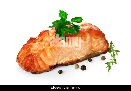 Steak de poisson de saumon frit avec écume verte, sur fond blanc gros plan Banque D'Images