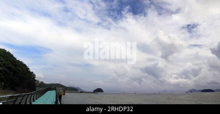 Photo panoramique de la plage de Gwangam à Namhae, Gyeongsangnam-do, Corée du Sud avant le typhon Banque D'Images