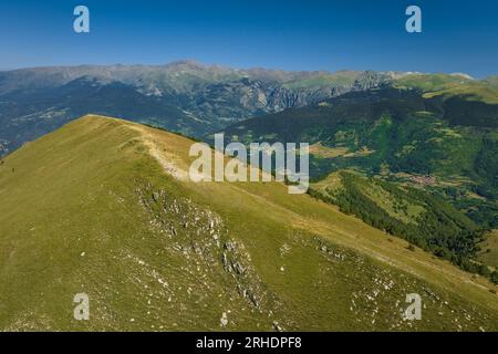 Vue aérienne de la Serra Cavallera en été. En arrière-plan, le Puigmal et la vallée du Núria culminent au-dessus des vallées Ribes et Pardines Ripollès Espagne Banque D'Images