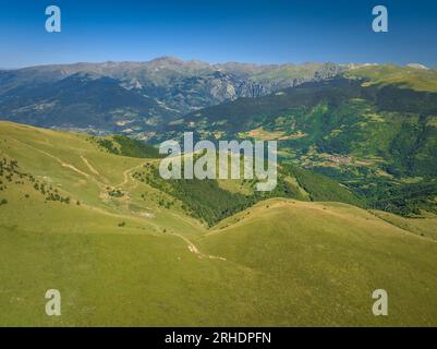 Vue aérienne de la Serra Cavallera en été. En arrière-plan, le Puigmal et la vallée du Núria culminent au-dessus des vallées Ribes et Pardines Ripollès Espagne Banque D'Images