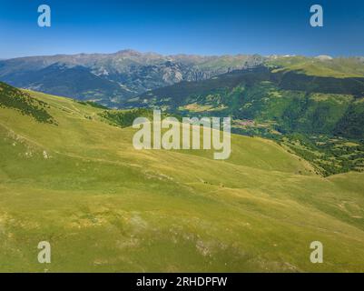 Vue aérienne de la Serra Cavallera en été. En arrière-plan, le Puigmal et la vallée du Núria culminent au-dessus des vallées Ribes et Pardines Ripollès Espagne Banque D'Images