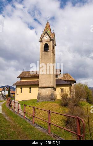 La Chiesa di Sant Antonio Abate - Saint Antoine le Grand Eglise - à Mione in Carnia, province d'Udine, Friuli-Venezia Giulia, ne Italie Banque D'Images