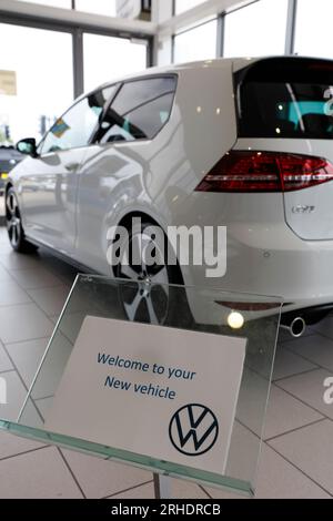 Achat d'une nouvelle voiture, collecte d'une nouvelle voiture blanche dans le showroom de VW, Volkswagen Golf GTI MK7 3 portes à hayon voiture essence Banque D'Images