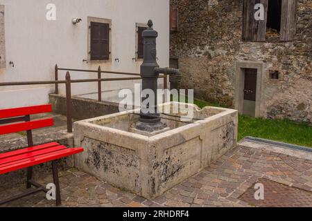 Une fontaine d'eau potable dans le village de montagne de Magnanins près de Rigolato à Carnia, Frioul-Vénétie Julienne, nord-est de l'Italie Banque D'Images