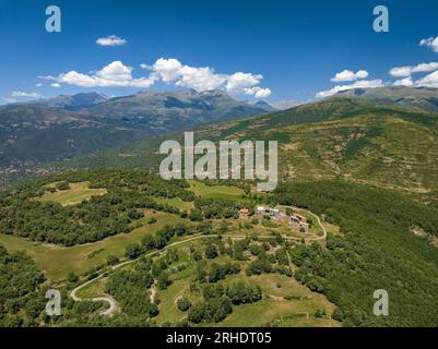 Vue aérienne du village de Mentui et des environs montagneux de la vallée de Vall Fosca (Lleida, Catalogne, Espagne, Pyrénées) Banque D'Images