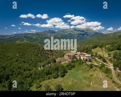 Vue aérienne du village de Mentui et des environs montagneux de la vallée de Vall Fosca (Lleida, Catalogne, Espagne, Pyrénées) Banque D'Images