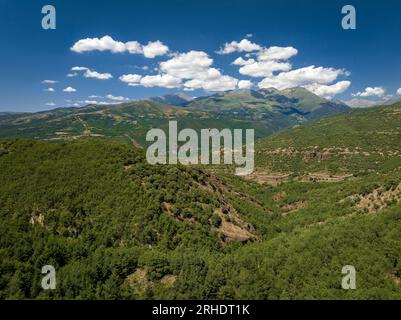 Vue aérienne du village de Mentui et des environs montagneux de la vallée de Vall Fosca (Lleida, Catalogne, Espagne, Pyrénées) Banque D'Images