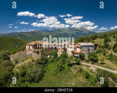 Vue aérienne du village de Mentui et des environs montagneux de la vallée de Vall Fosca (Lleida, Catalogne, Espagne, Pyrénées) Banque D'Images