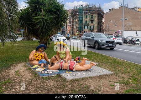 Œuvre d'art en céramique 'Curvy sur la plage' par un collectif de sept artistes féminines afin de sensibiliser à la honte corporelle, Savone, Ligurie, Italie Banque D'Images