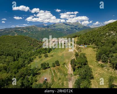 Vue aérienne du village de Mentui et des environs montagneux de la vallée de Vall Fosca (Lleida, Catalogne, Espagne, Pyrénées) Banque D'Images