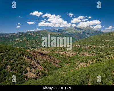 Vue aérienne du village de Mentui et des environs montagneux de la vallée de Vall Fosca (Lleida, Catalogne, Espagne, Pyrénées) Banque D'Images