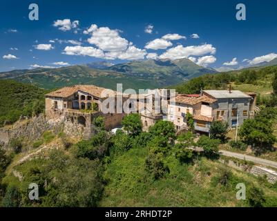 Vue aérienne du village de Mentui et des environs montagneux de la vallée de Vall Fosca (Lleida, Catalogne, Espagne, Pyrénées) Banque D'Images