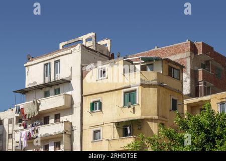 Lavage séchage sur les balcons dans les immeubles à Alexandrie, Egypte Banque D'Images