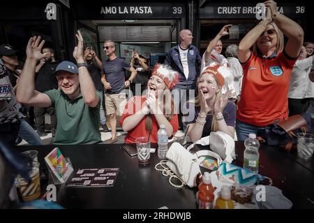 Londres, Royaume-Uni. 16 août 2023. Coupe du monde féminine de la FIFA : demi-finale Angleterre vs Australie. Les fans célèbrent alors que l'Angleterre marque leur premier but en regardant le grand écran au BOXPARK Croydon lors du match de demi-finale Angleterre contre Australie diffusé en direct depuis Stadium Australia à Sydney. Crédit : Guy Corbishley/Alamy Live News Banque D'Images