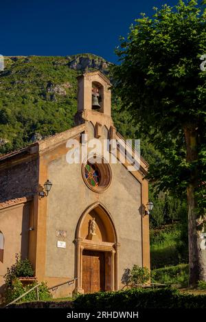 Église Santa Bàrbara à Ogassa, située dans l’urbanisation Prat del Pinter, de style néo-gothique (Ripollès, Gérone, Catalogne, Espagne, Pyrénées) Banque D'Images
