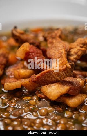 Soupe de lentilles avec porc et carottes dans le bol blanc Banque D'Images