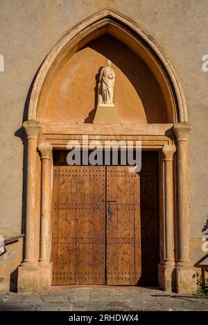 Détail du portail d'entrée dans l'église Santa Bàrbara à Ogassa (Ripollès, Gérone, Catalogne, Espagne, Pyrénées) Banque D'Images