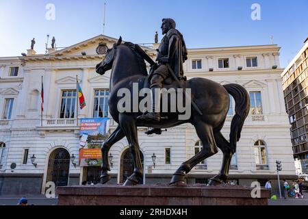 La statue équestre de Don Pedro de Valdivia sur la Plaza de Armas de San Fernando, Santiago, Chili. Derrière se trouve la mairie de la ville de Santiag Banque D'Images