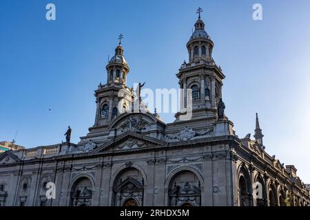 Les clochers jumeaux et la statue de Marie sur la cathédrale métropolitaine de Santiago à Santiago, Chili. Banque D'Images