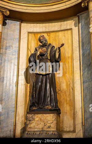 L'autel de San Francisco de Paola dans la cathédrale métropolitaine de Santiago à Santiago, Chili. Banque D'Images