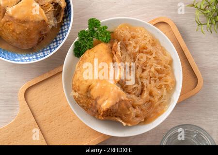 Tamsui agei (âge, aburaage, ageh), délicieux repas de rue à Taïwan, farci de nouilles de haricots mung et garniture de sauce. Banque D'Images