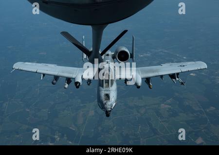 Un A-10C approche d'un KC-135 au-dessus de la Géorgie, le 15 août 2023. Photo de l'US Air Force par l'aviateur Joshua Hastings Banque D'Images