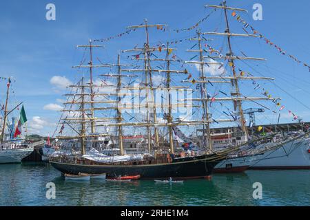 Falmouth, Cornouailles, Royaume-Uni. 16 août 2023. UK Météo. Il faisait chaud et ensoleillé pour les Tall Ships amarrés à Falmouth, avant le départ de la course cette semaine. Vu ici 2 canoéistes se rapprochant de la Georg Stage du danemark . Crédit Simon Maycock / Alamy Live News. Banque D'Images