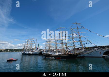 Falmouth, Cornouailles, Royaume-Uni. 16 août 2023. UK Météo. Il faisait chaud et ensoleillé pour les Tall Ships amarrés à Falmouth, avant le départ de la course cette semaine. Vu ici 2 canoéistes se rapprochant de la Georg Stage du danemark . Crédit Simon Maycock / Alamy Live News. Banque D'Images